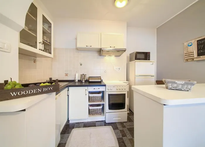 Appartamento With Parking Space - 13976 Fiume